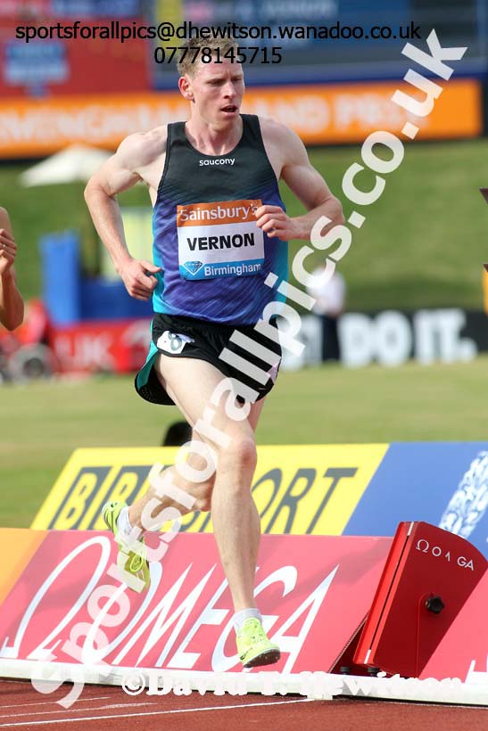 Andy Vernon in the mens 2 Miles at the Sainsbury's Birmingham Grand Prix. Photos: David T. Hewitson/Sports for All Pics